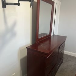 Dresser With Mirror