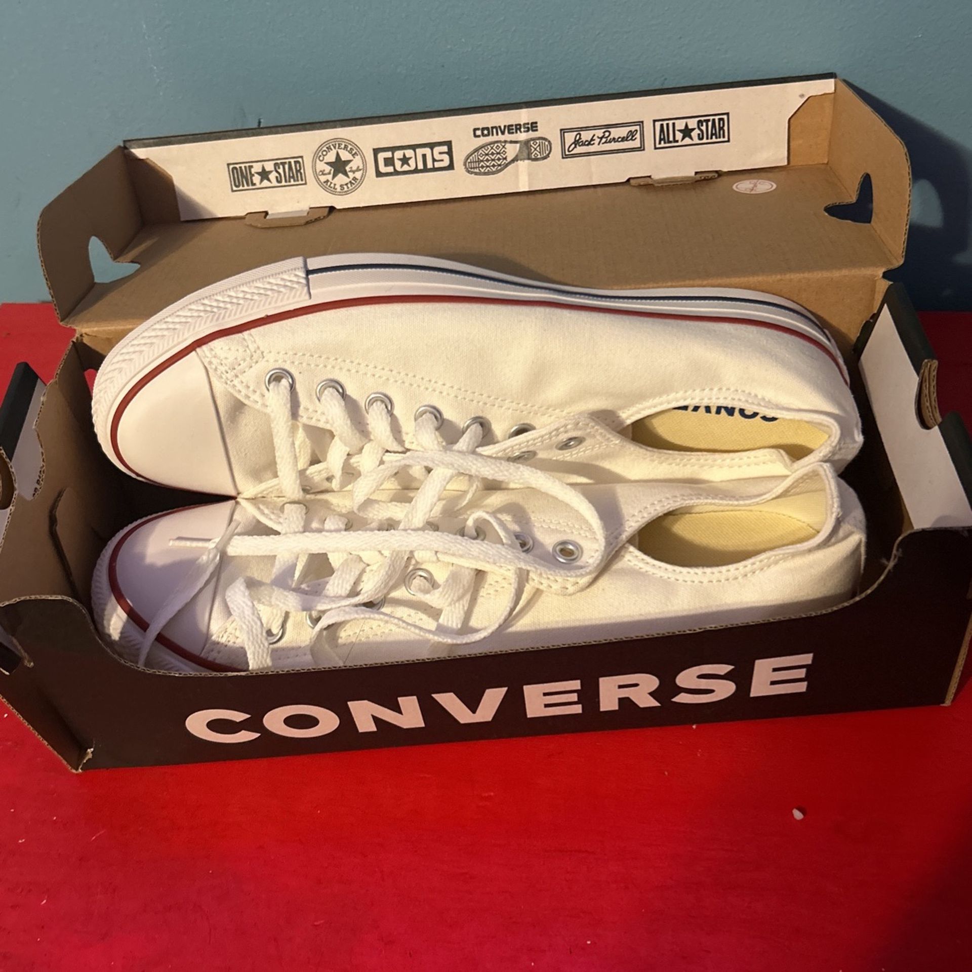 Brand new never worn size 10.5 Men’s white converse 