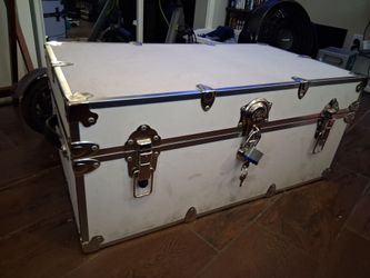 White Storage Trunk with Lock and 2 Keys