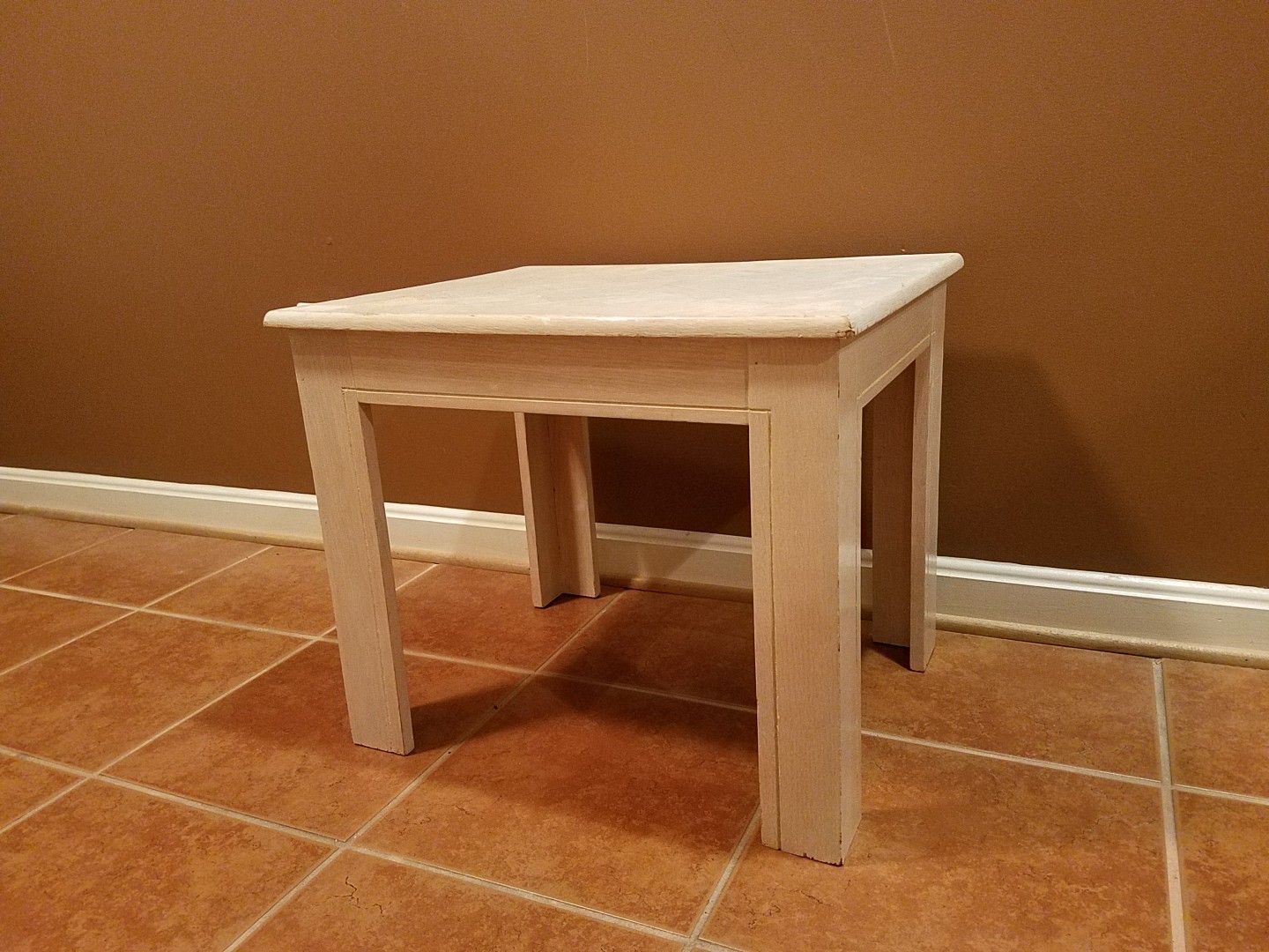 WHITE WOODEN END TABLE
