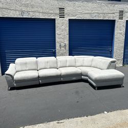 FREE Delivery Locally 🛻 Light Grey Sectional Couch