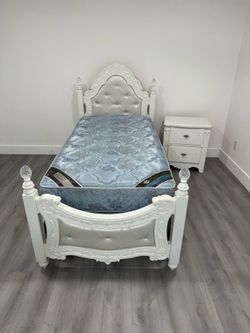 Beautiful Twin size bedroom set. Twin size bed and night table. Mattress and boxspring included for free. Delivery available for an additional cost.