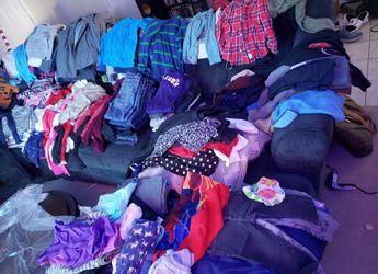 50 LIBRAS DE ROPA , TODO EN MUY BUENAS CONDICUONES 