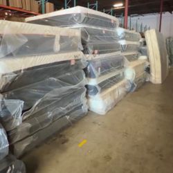 Outlet king mattress ✨