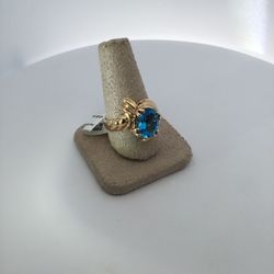 14K yellow gold lady’s ring with a oval blue topaz 