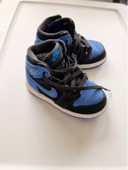Child Nike shoes size 6c