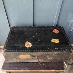 Antiq Steamer Trunk 32x20x9 Flat Top Black Footlocker Chest Coffee Table As Is