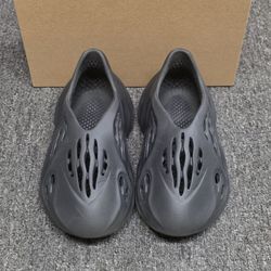 Adidas Yeezy Foam Runners Onyx Size 4 Mens HP8739
