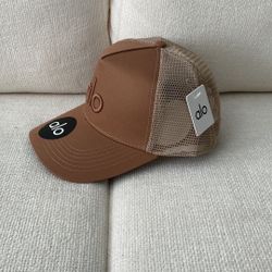 alo yoga TRUCKER HAT Brown