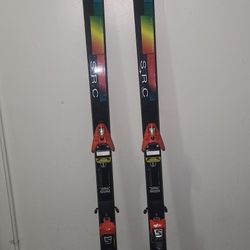 pair of vintage Elan SRC 997 skis with bindings.
