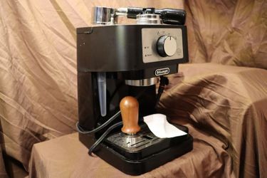 De'Longhi Stilosa Manual Espresso Machine (EC260BK) featuring a stainless steel boiler and 15-bar pump pressure