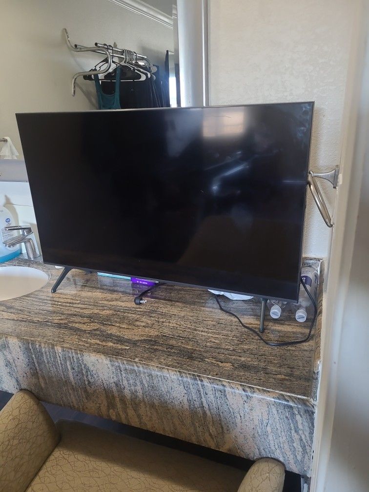 36-in Smart Samsung TV With Remote$100