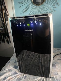 HONEYWELL 11,000 BTU Portable Air Conditions  Dehumidifier, And Fan. MN1CFs8