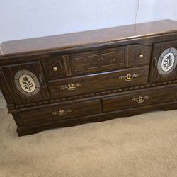 Vintage Style Dresser With 4 Drawers And 2 Side Cabinets