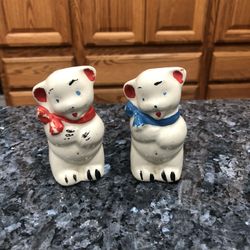 Vintage Shawnee Bears set of Salt and pepper shakers.  Some paint wear due to age no stoppers.  Approximately  3 1/2 inches tall and 1 1/2 inches wide