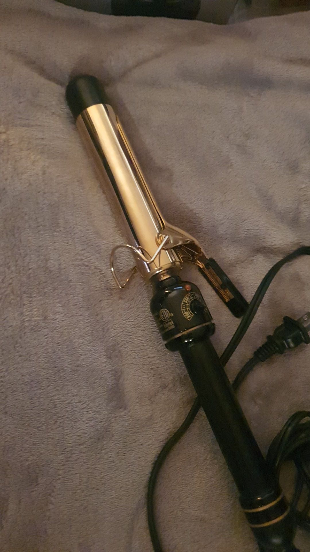Hotshot curling iron wanting 15 or best offer brand new without box