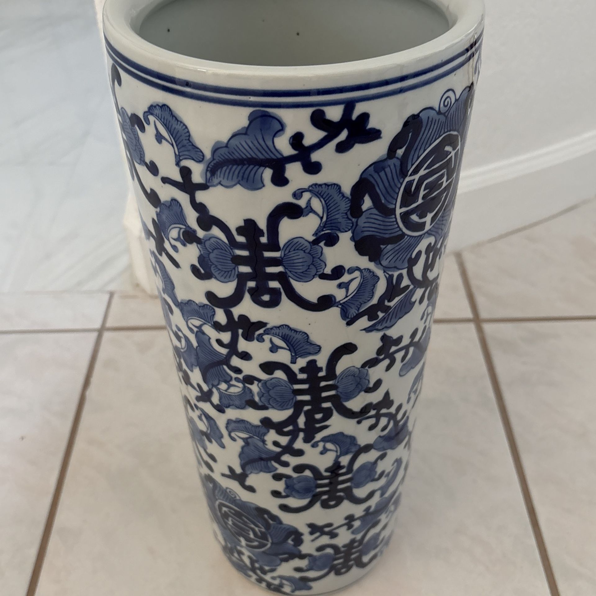 18” blue & white Asian Chinese Chinoiserie UMBRELLA cane stand. Also a great floor or table vase for bamboo, ostrich & peacock feathers. 2 For Sale!