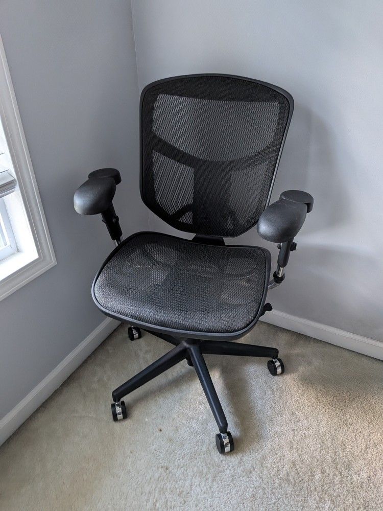 WorkPro Quantum 9000 Ergonomic Mesh Chair – Excellent Condition