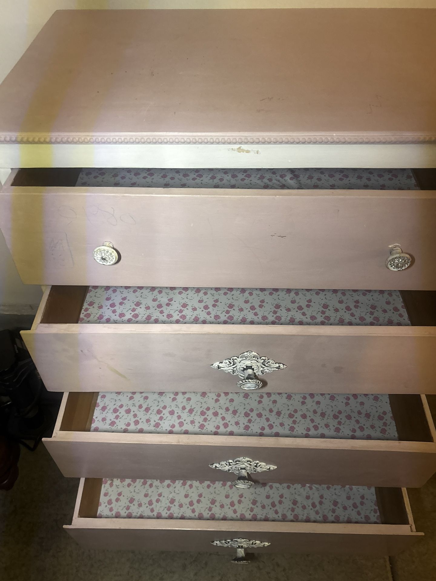 Pink 🩷& White🤍 4 Drawer Dresser (lightweight)