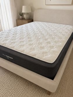Helix Luxe "Midnight" Queen Mattress - Like New Condition
