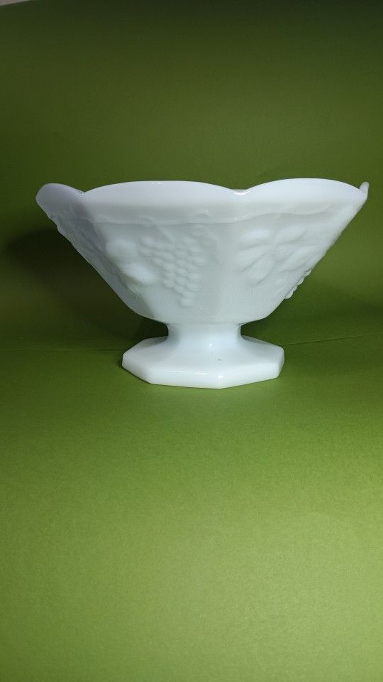 👀🔥SALE🔥Vintage 1970's White Milk Glass Pedestal Footed Fruit Bowl Grape Vine & Leaf Pattern#302025