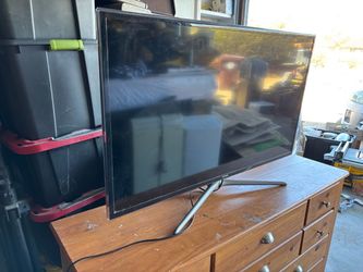 Samsung 46” TV UN46F6300AF - 1080p, Stand Included