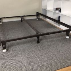 QUEEN / CAL KING/ KING / FULL  SIZES METAL BED FRAME   LIKE NEW  VERY STURDY FRAME 