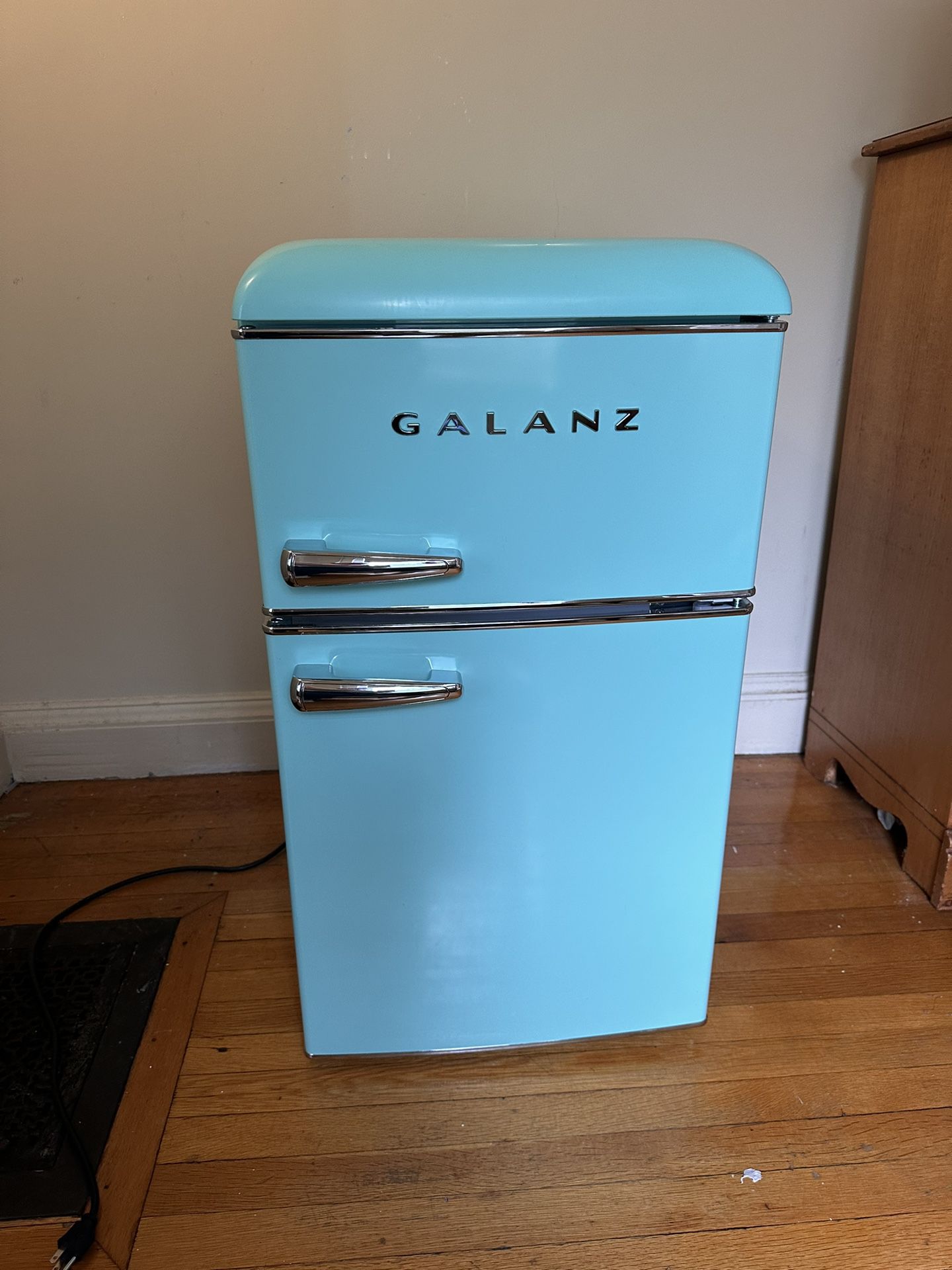 Galanz 2.7 cubic foot mini fridge in need of repair - free stuff -  craigslist
