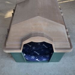 Dog House. 24" H x 22" W x 27" L. Very Good Condition. 