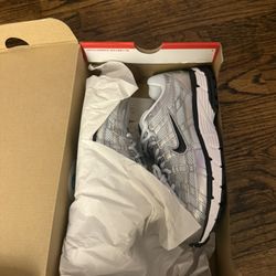 Woman’s Size 7.5 nike p-6000 Sneakers 