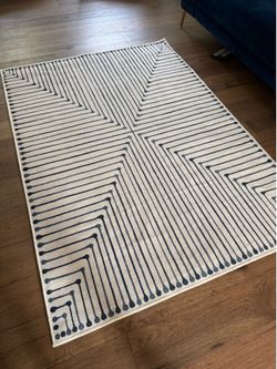 Ruggable  blue/ivory print rug - like new - great for dorm room 60 x83 inches