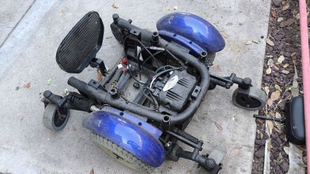 Pair of 24v electric reversible motors with chassi & tires