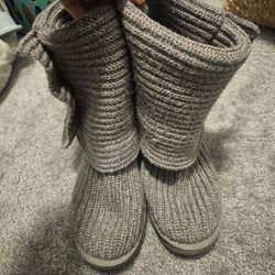 UGG , Gray Knitted Uggs .size 9