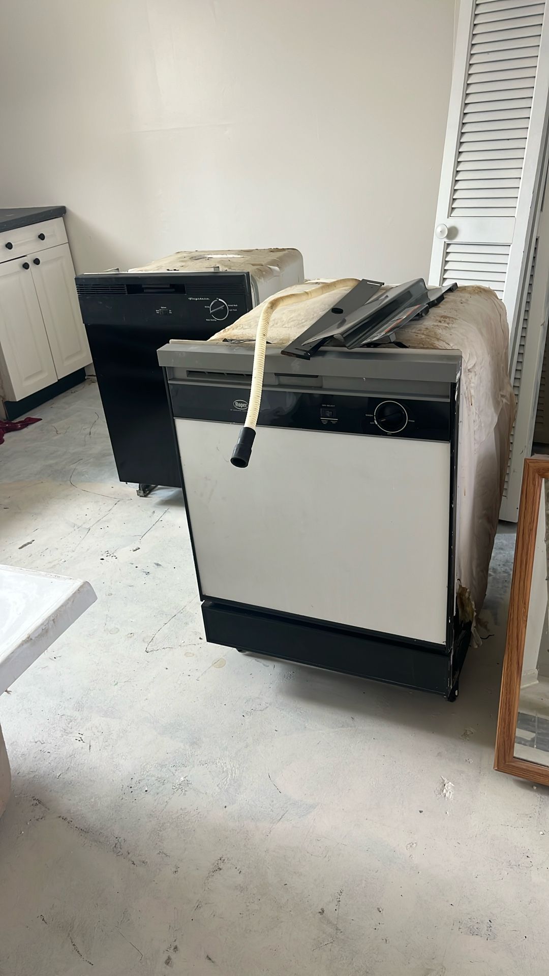 Built-In Dishwasher Frigidaire And Roper