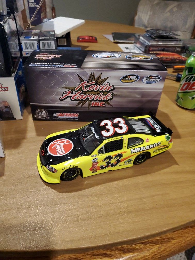 1/24(Menards)Paul Menard Nascar Diecast Car