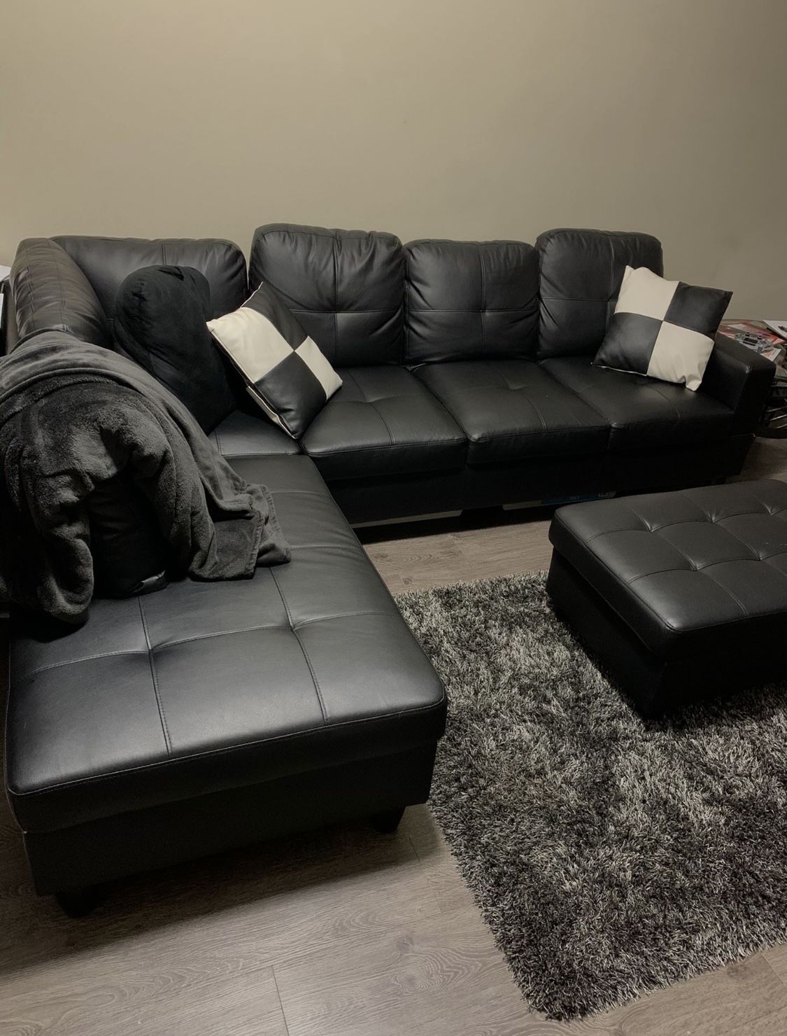 BLACK LEATHER SOFA/SECTIONAL/Couch + Pillows + Ottoman