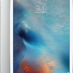 iPad Pro 12.9 Inch Second Generation In Pristine Conditions Barely Used. 