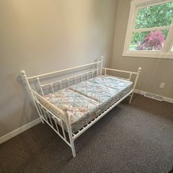 Twin Metal Daybed With Mattress 