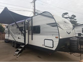 2025 Jayco Jay Flight SLX 294QBS Like New