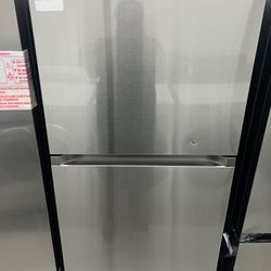Samsung - 17.6 Cu. Ft. Top-Freezer Fingerprint Resistant Refrigerator - Stainless steel
