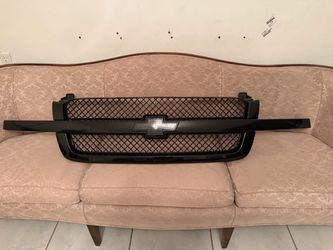 Chevy Silverado 1500 03-06 hood and grill
