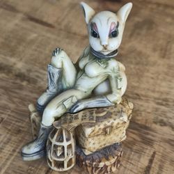 Harmony Kingdom "Mink On The Moon"