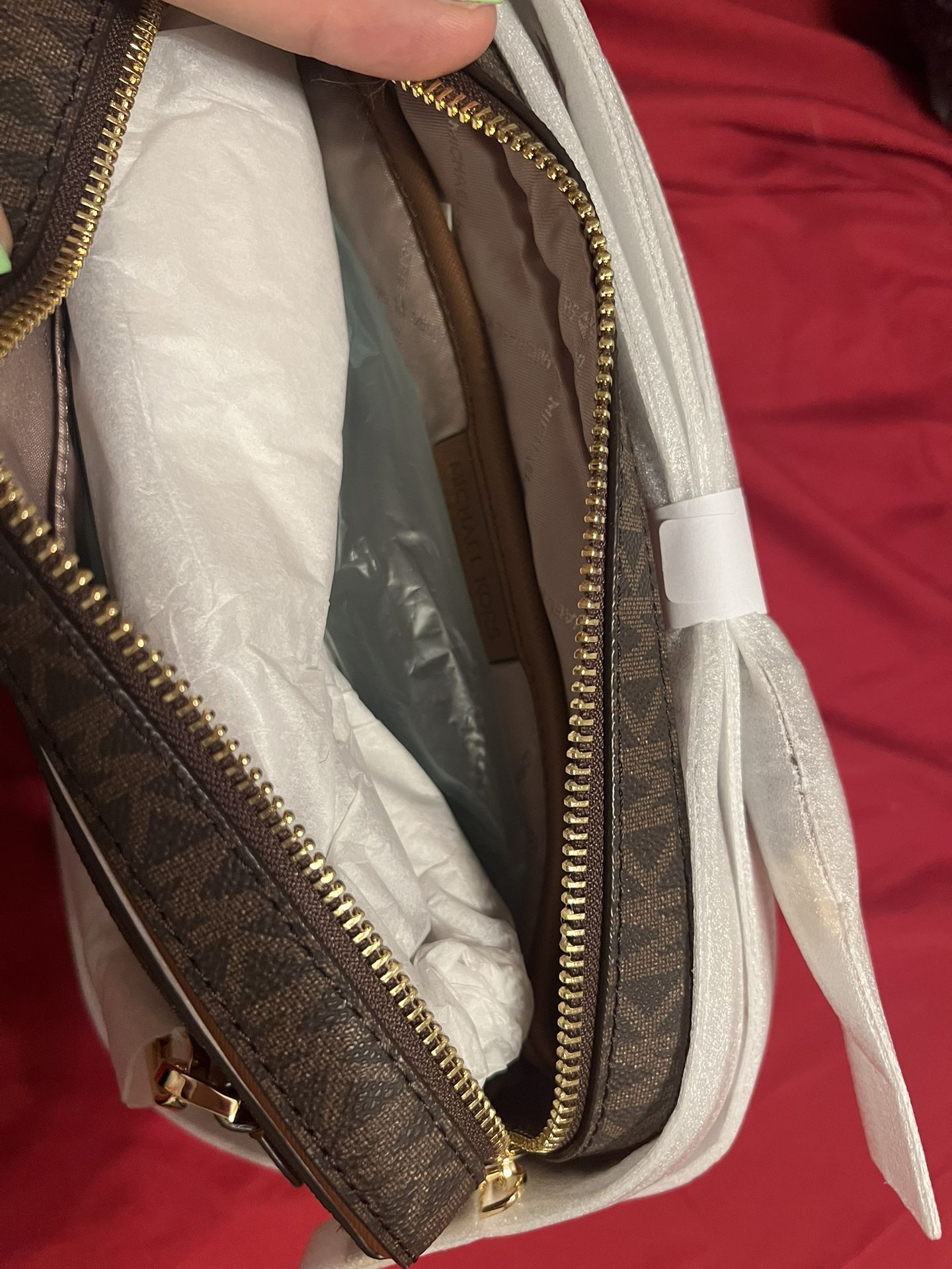 Jet Set Large Logo Crossbody Bag for Sale in Willoughby Hills, OH - OfferUp