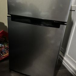 Magic Chef Mini Fridge 