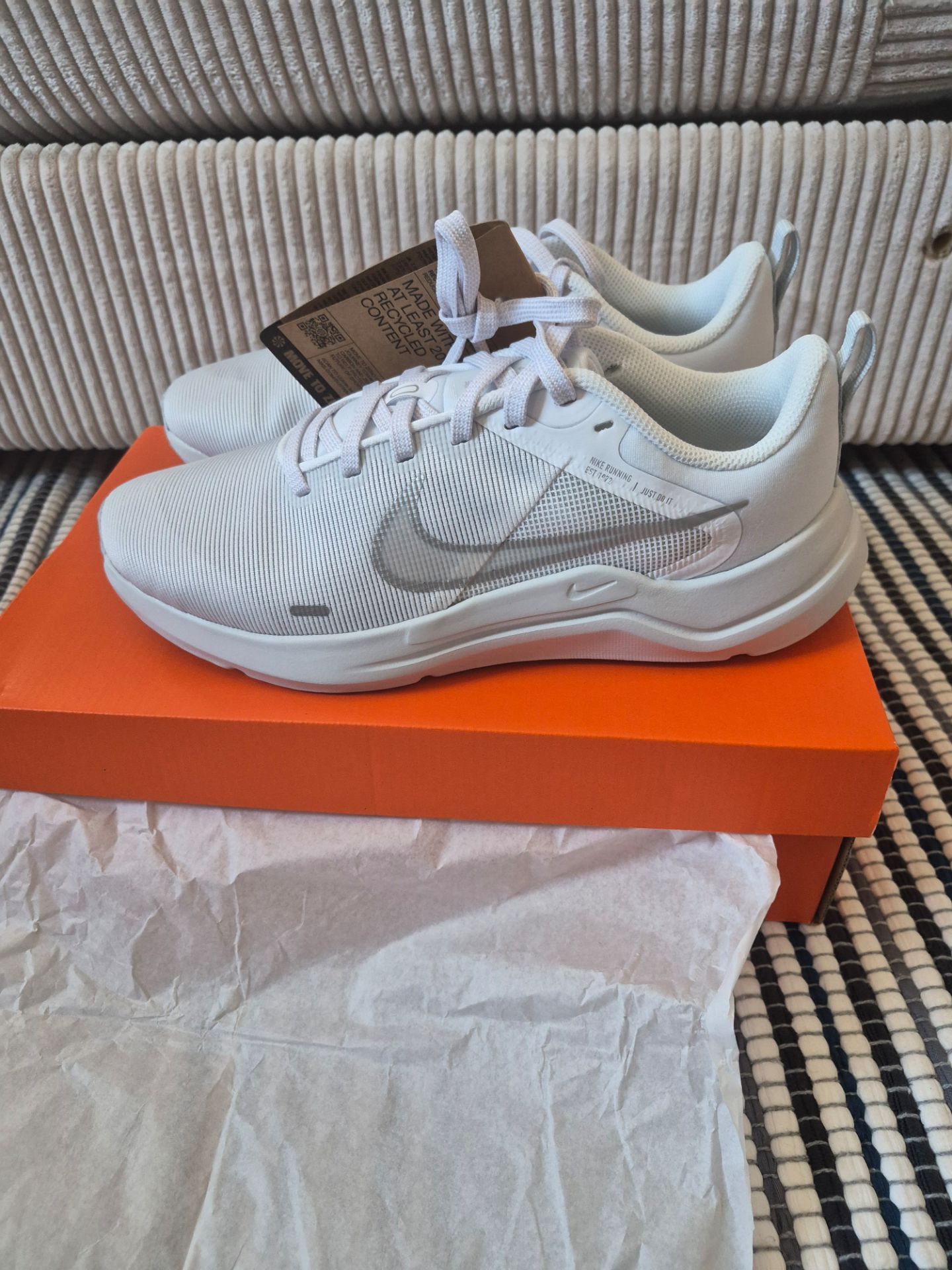 Band New Nike Downshifters Whie/metallic size 8.5w 7m