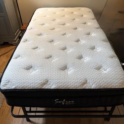 Twin mattress (barely used)