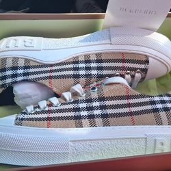 Burberry sz 6 uk40 400$ negotiable