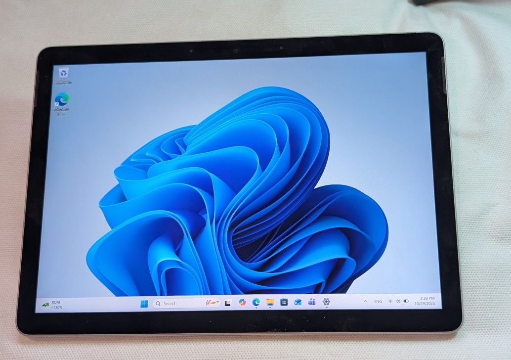 NICE MICROSOFT SURFACE GO 2 WINDOWS 11 PRO TABLET  10.5" 8GB RAM M3