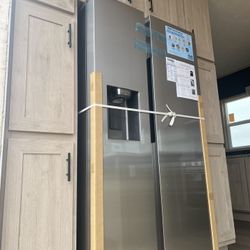 27.4 cu. ft. Side-by-Side Refrigerator - Like New - 600 Or Best Offer.