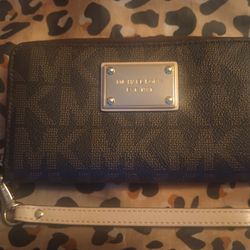 Micheal Kors Signature large Coin Wristlet